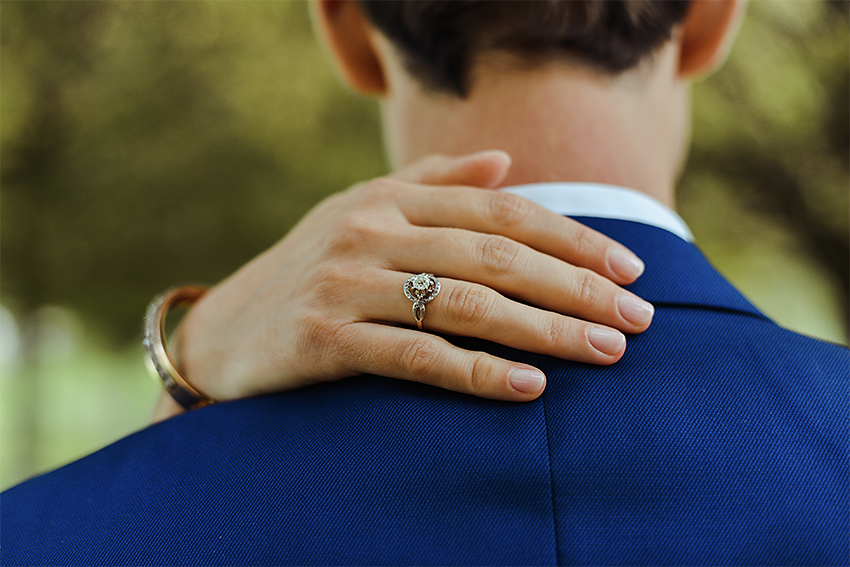 mariage-niort-portraits-amour-bague.png